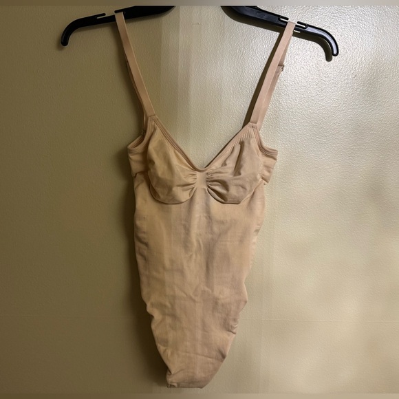 SKIMS | Seamless Sculpting Shape Wear Thong Bodysuit - Picture 8 of 11